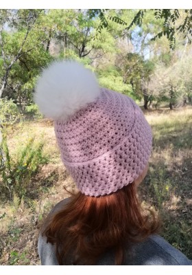 Женская шапочка нежно-розового цвета с пушистым помпоном 