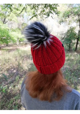 Женская шапочка красного цвета с пайетками