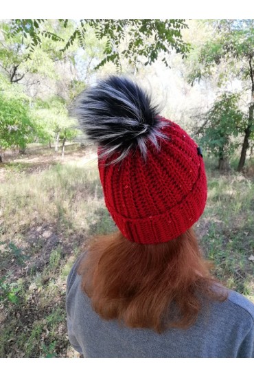 Женская шапочка красного цвета с пайетками